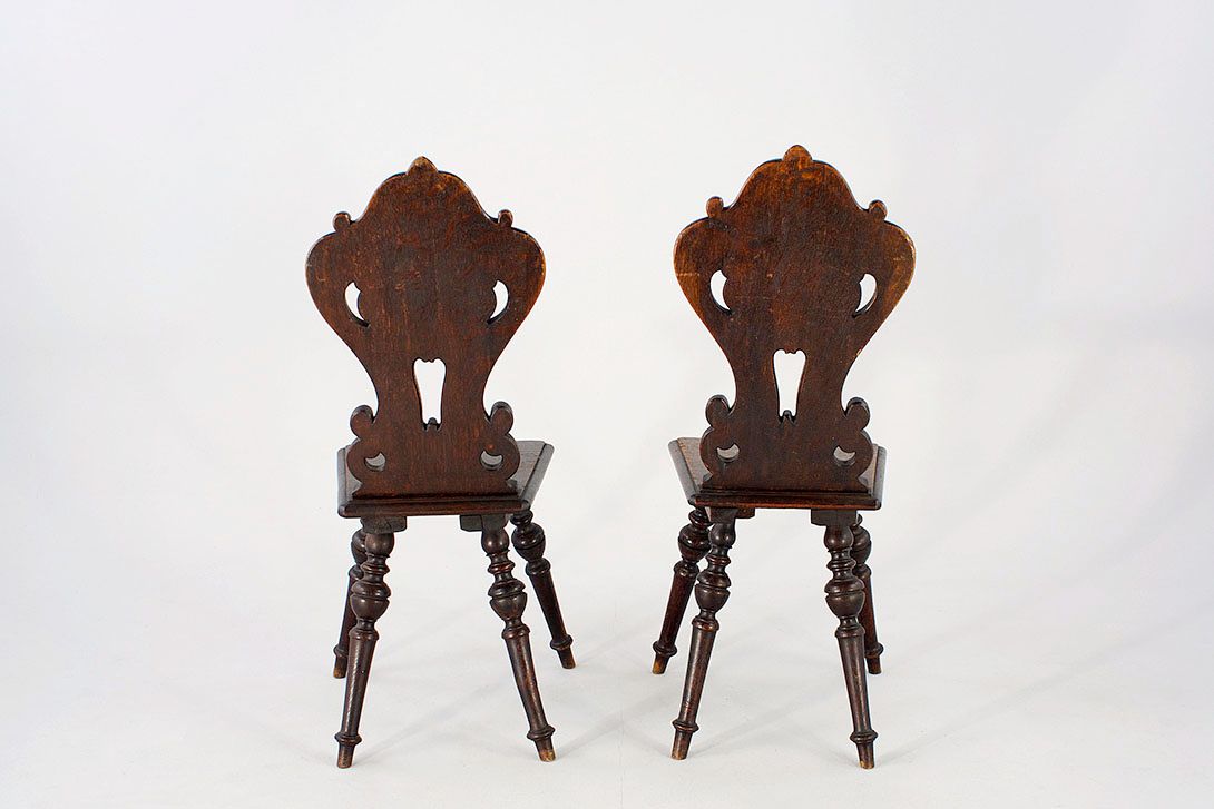 Foto Beautiful Carved Spanish Wooden Chair