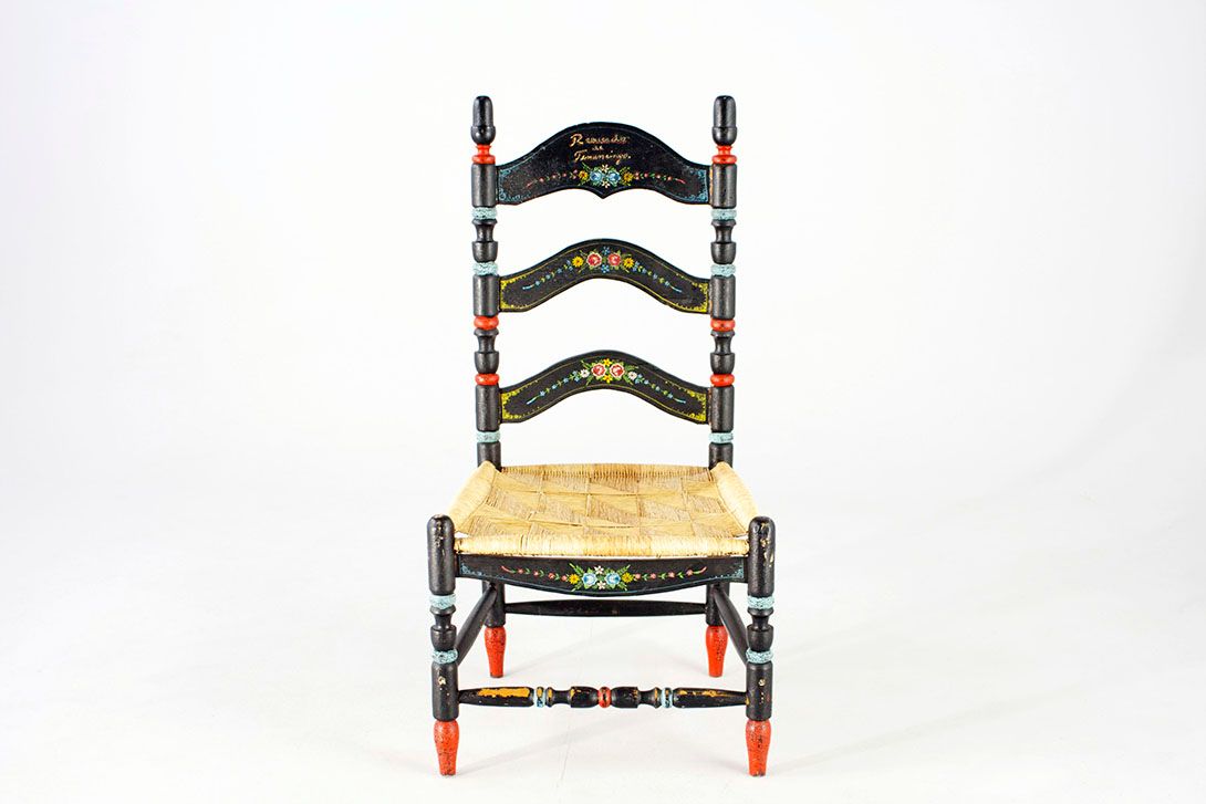 Foto Antique Wooden Child Chair