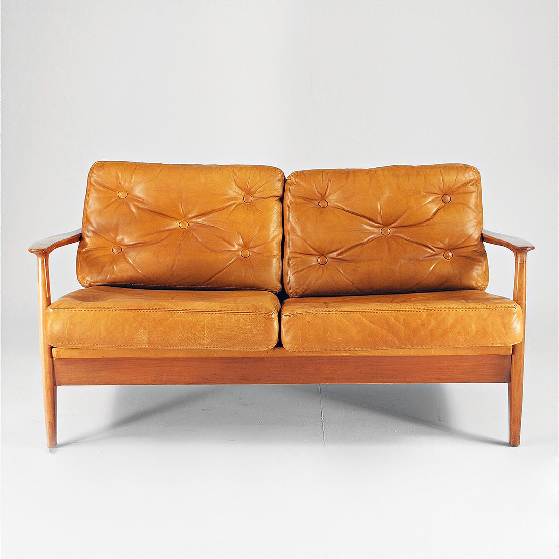Foto Charming Danish Sofa Two-Seater, Cognac Leather, Walnut, Denmark 1965