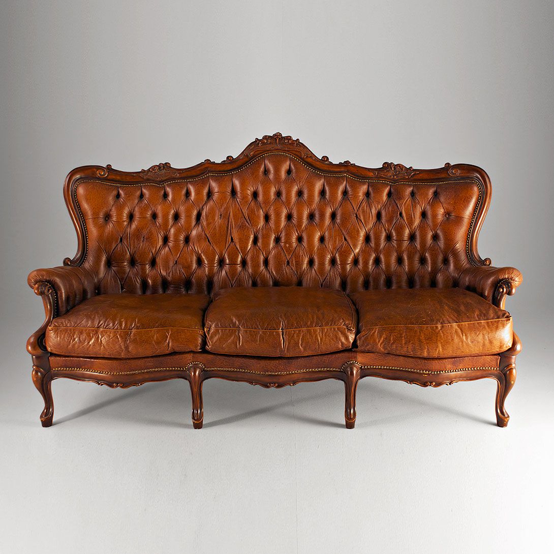 Foto Chesterfield Sofa with Carved Frame 1938 h113x200x85