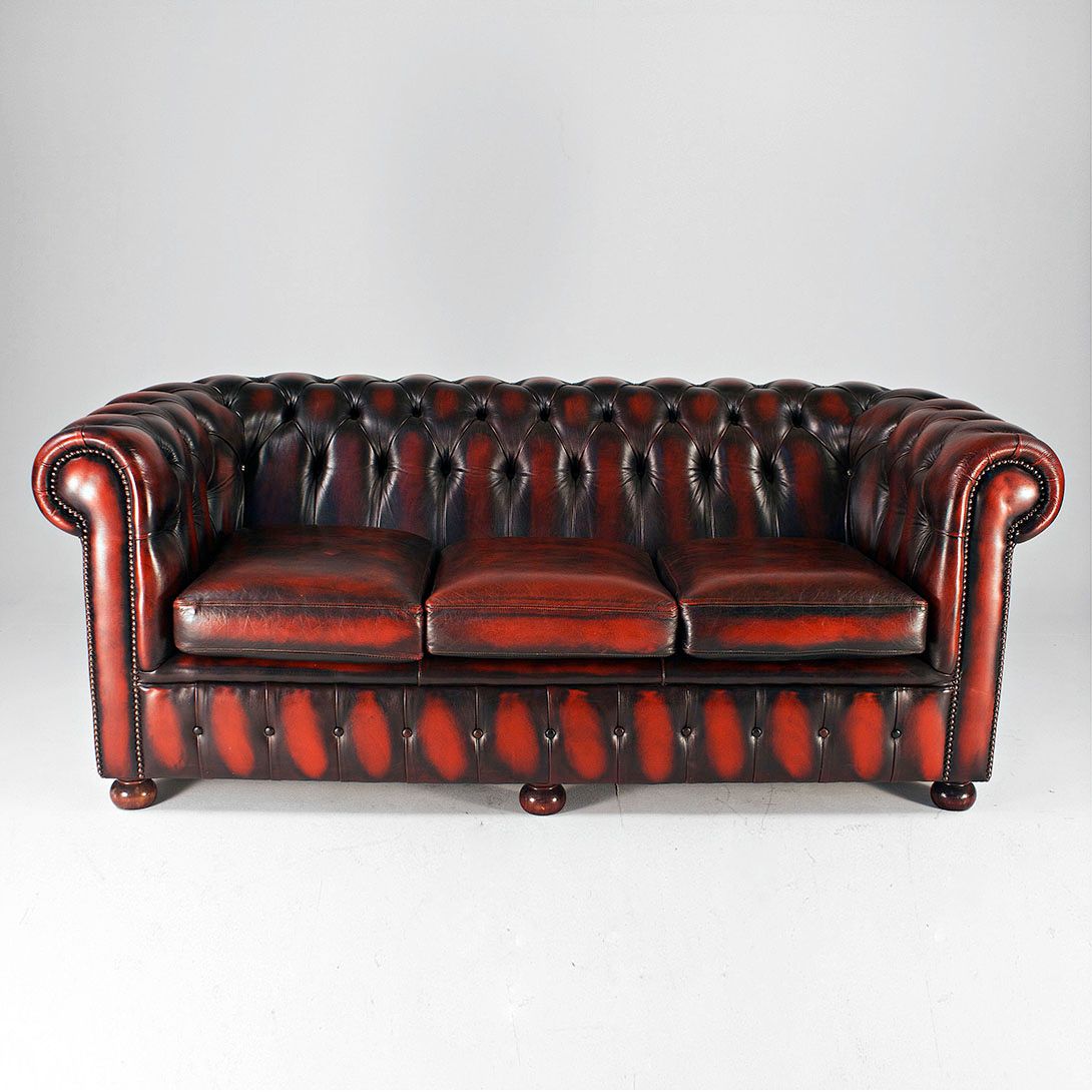 Foto Antique Chesterfield Sofa (Three-Seater) in Red England 1967