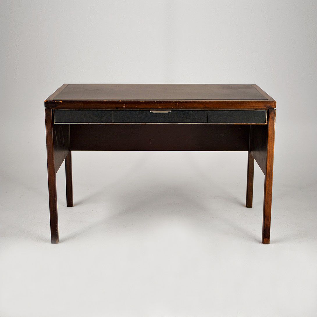 Foto Mahagoni Desk with Leather Surface Hotel Spreeblick h78x60x110