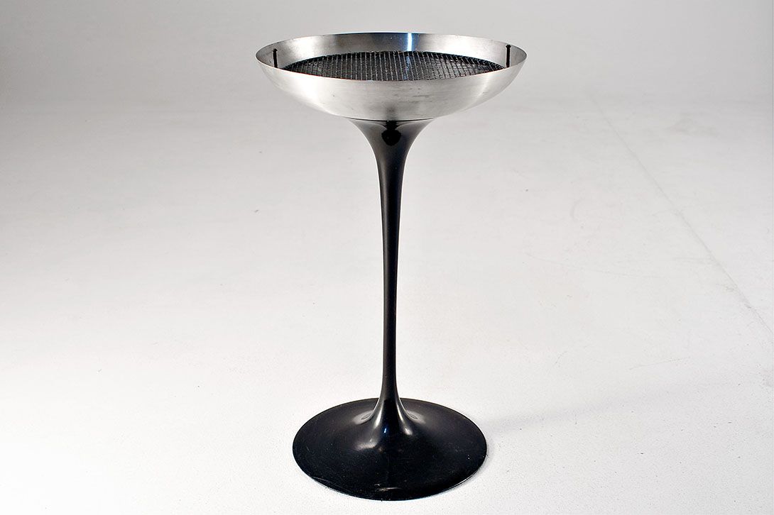 Foto 1950&#8217;s Floor Ashtray, Brushed Silver Metallic Trumpet with Slim Black Stand h65x30