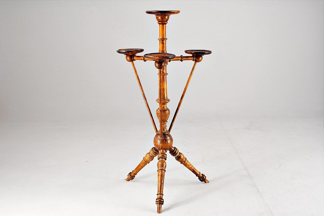 Foto Prim Flower Side Table Wilhelminian Age