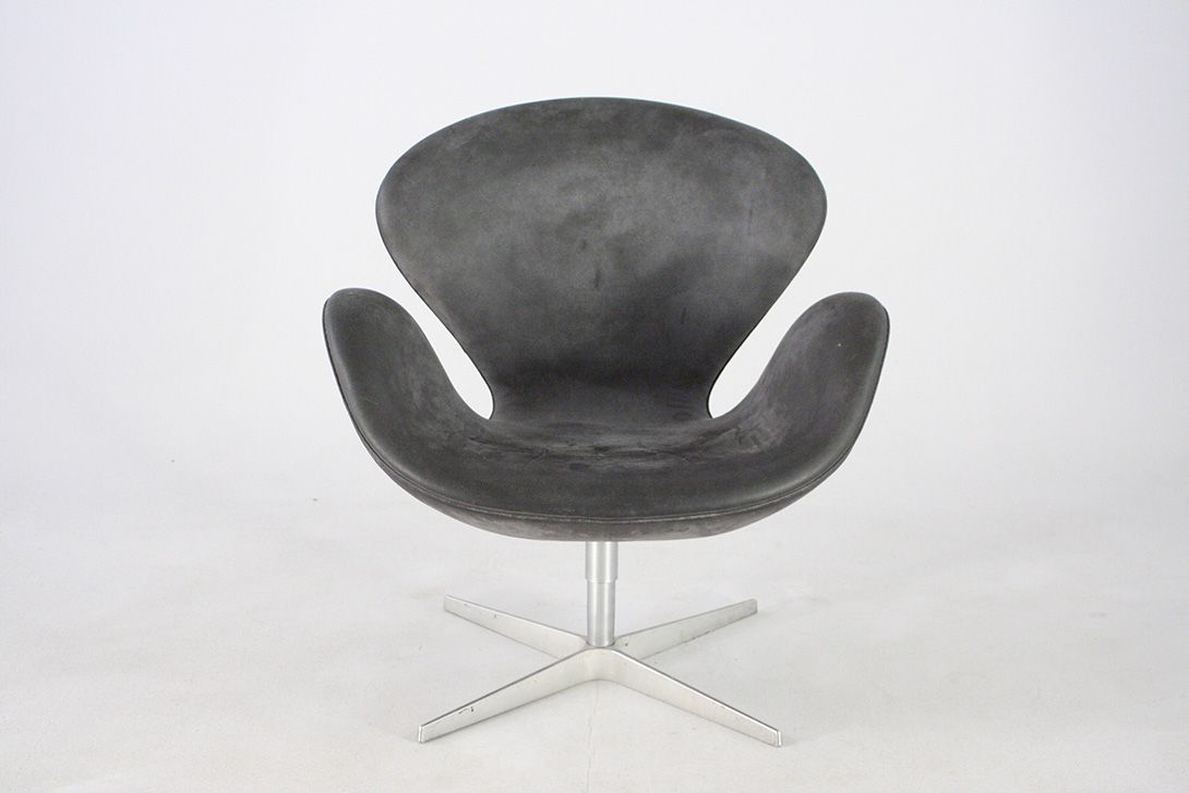 Foto Arne Jacobsen Swan Chair in Grey Leather for Fritz Hansen