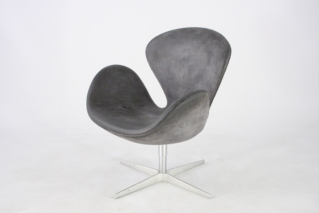 Foto Arne Jacobsen Swan Chair in Grey Leather for Fritz Hansen