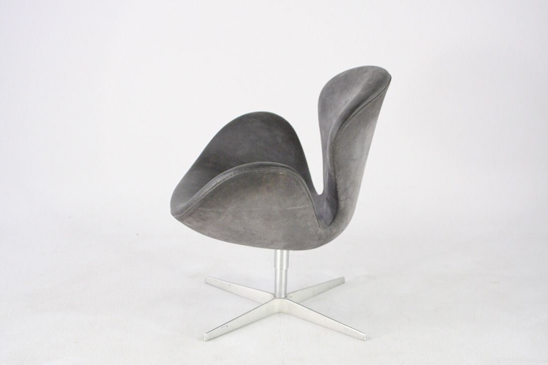 Foto Arne Jacobsen Swan Chair in Grey Leather for Fritz Hansen