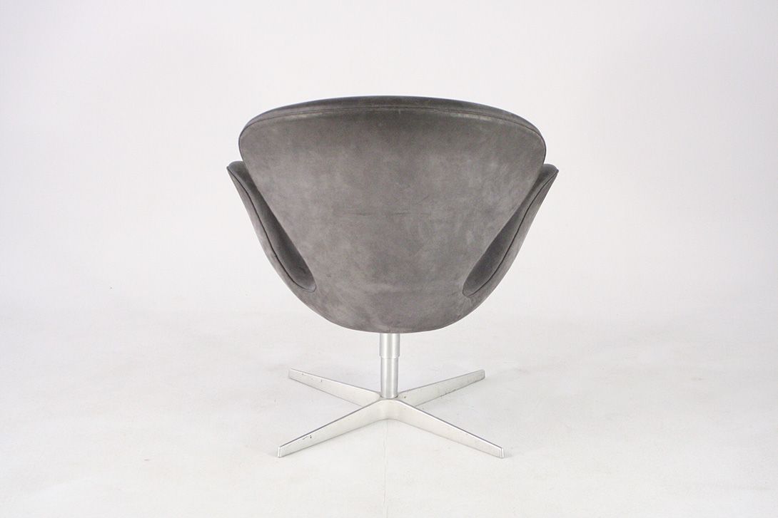 Foto Arne Jacobsen Swan Chair in Grey Leather for Fritz Hansen