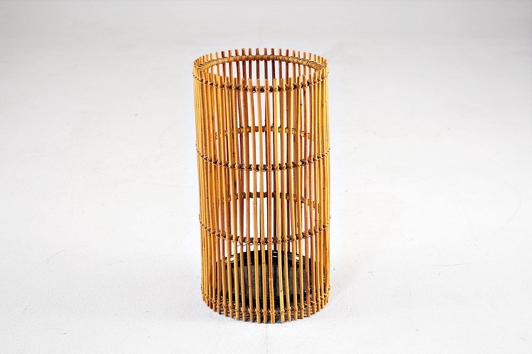 Foto Umbrella Stand, Cylindric Shape With Bamboo Bars