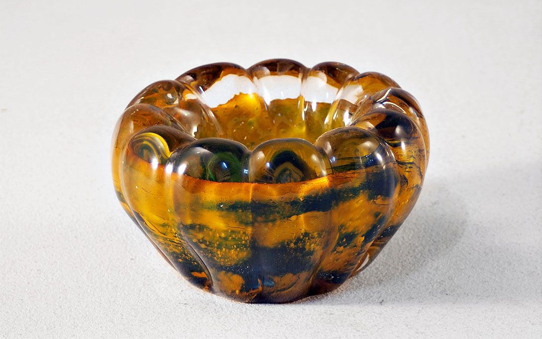 Foto Interesting Glass Ashtray, Orange/Black, Pumpkin Shaped