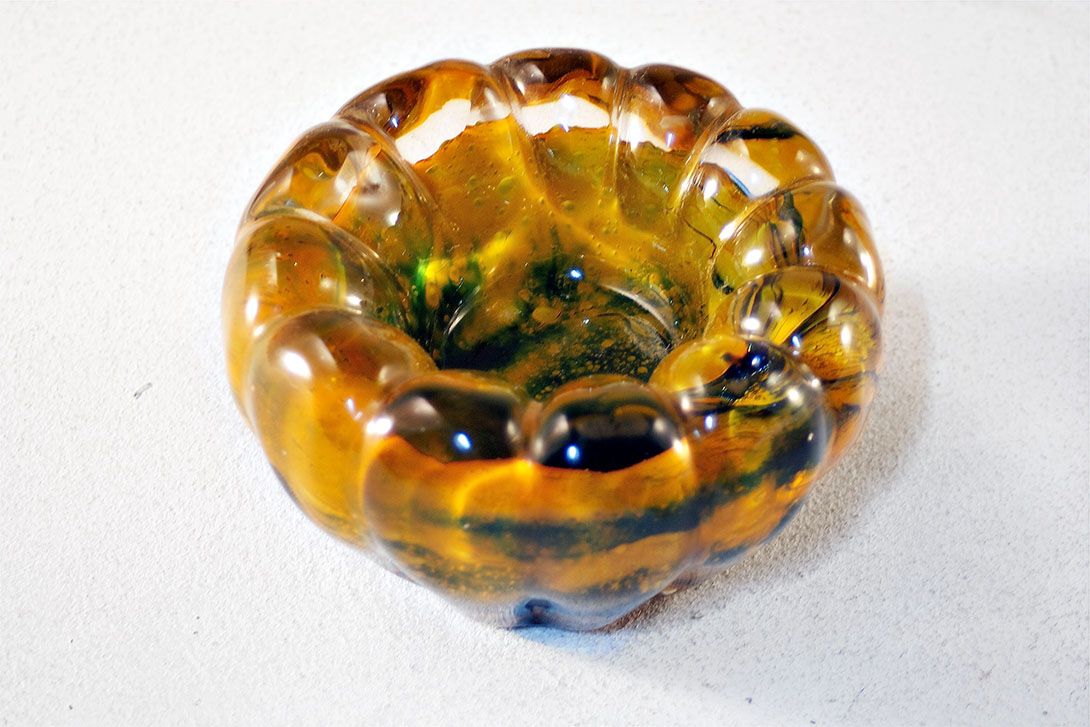Foto Interesting Glass Ashtray, Orange/Black, Pumpkin Shaped