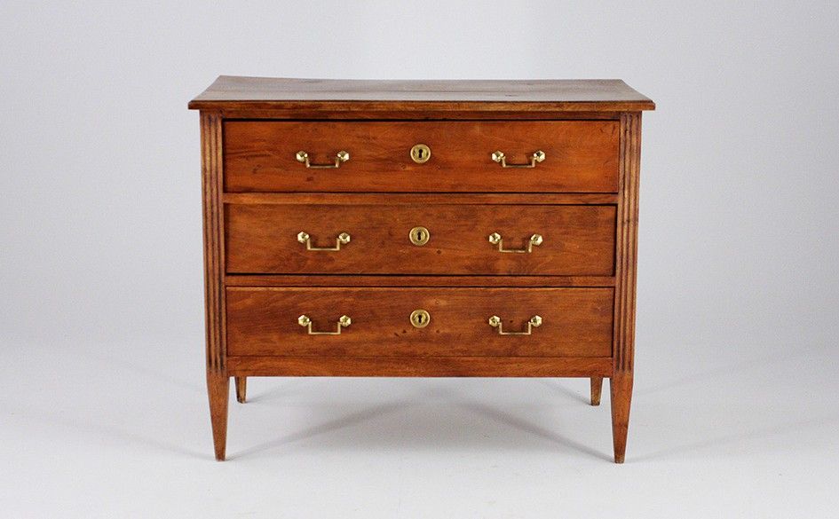 Foto French 18th Century Louis XVI Walnut Commode
