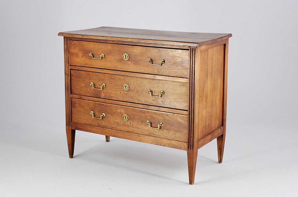 Foto French 18th Century Louis XVI Walnut Commode