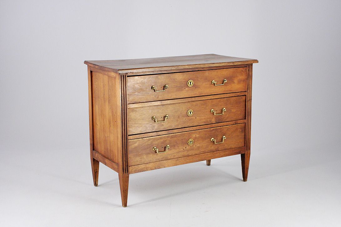Foto French 18th Century Louis XVI Walnut Commode