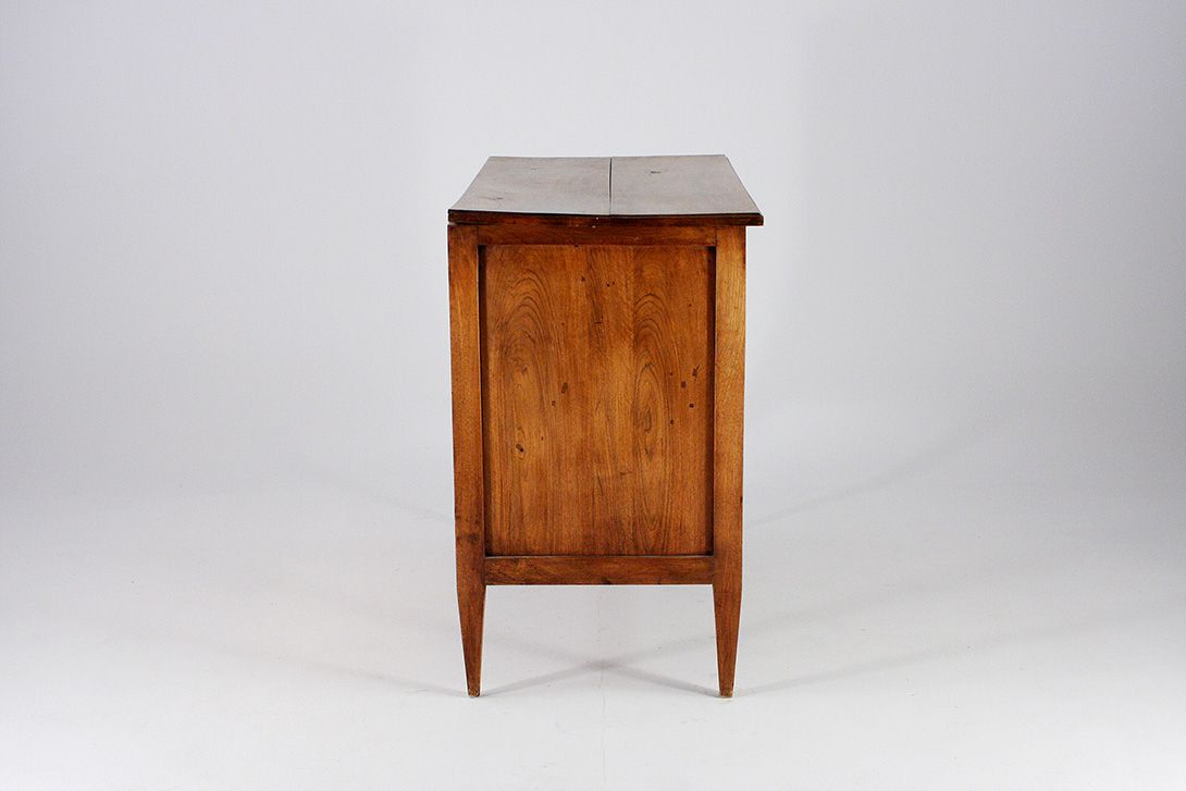Foto French 18th Century Louis XVI Walnut Commode