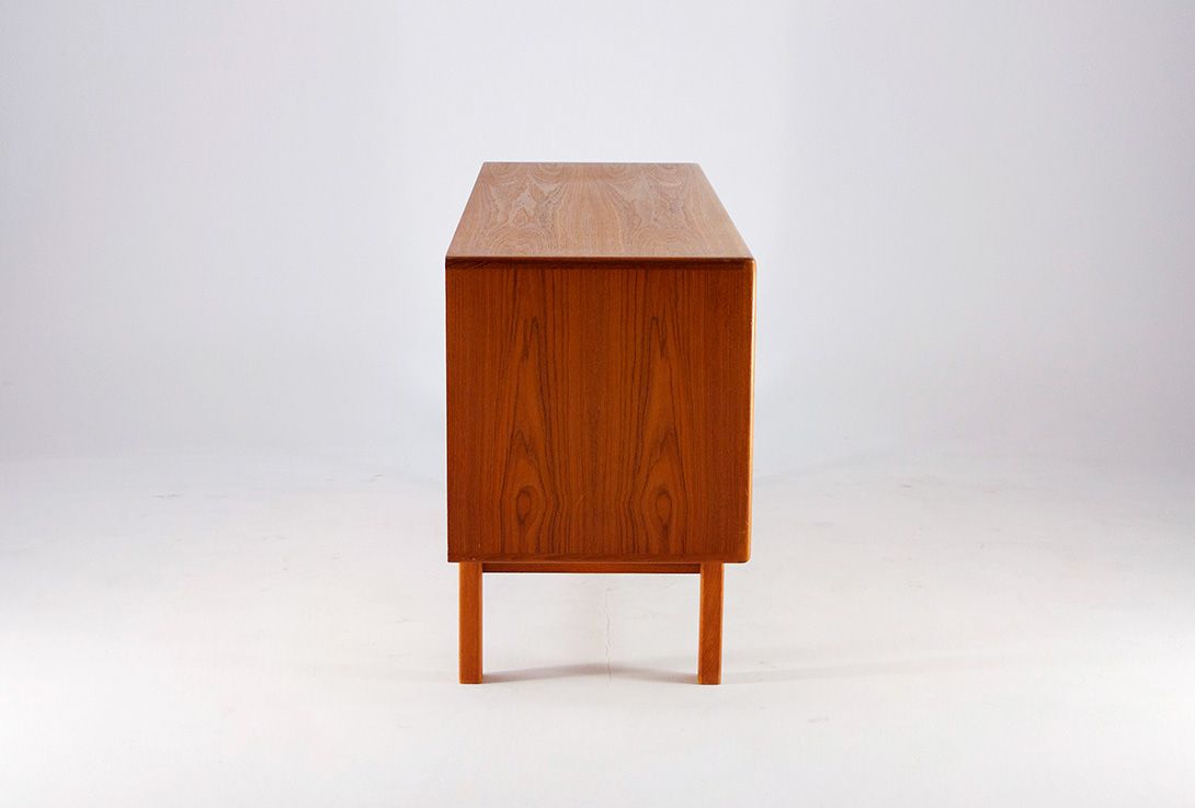 Foto Small Teak Sideboard by Dyrlund 1968 w160