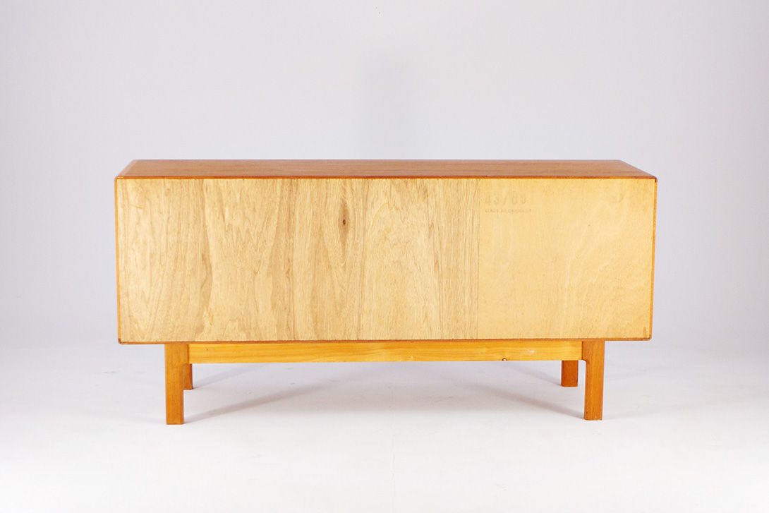 Foto Small Teak Sideboard by Dyrlund 1968 w160