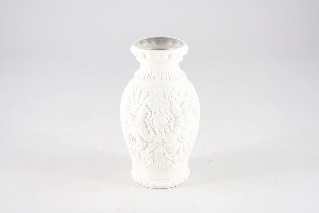 Foto White Porcelain Table Vase, Flat Flower Relief