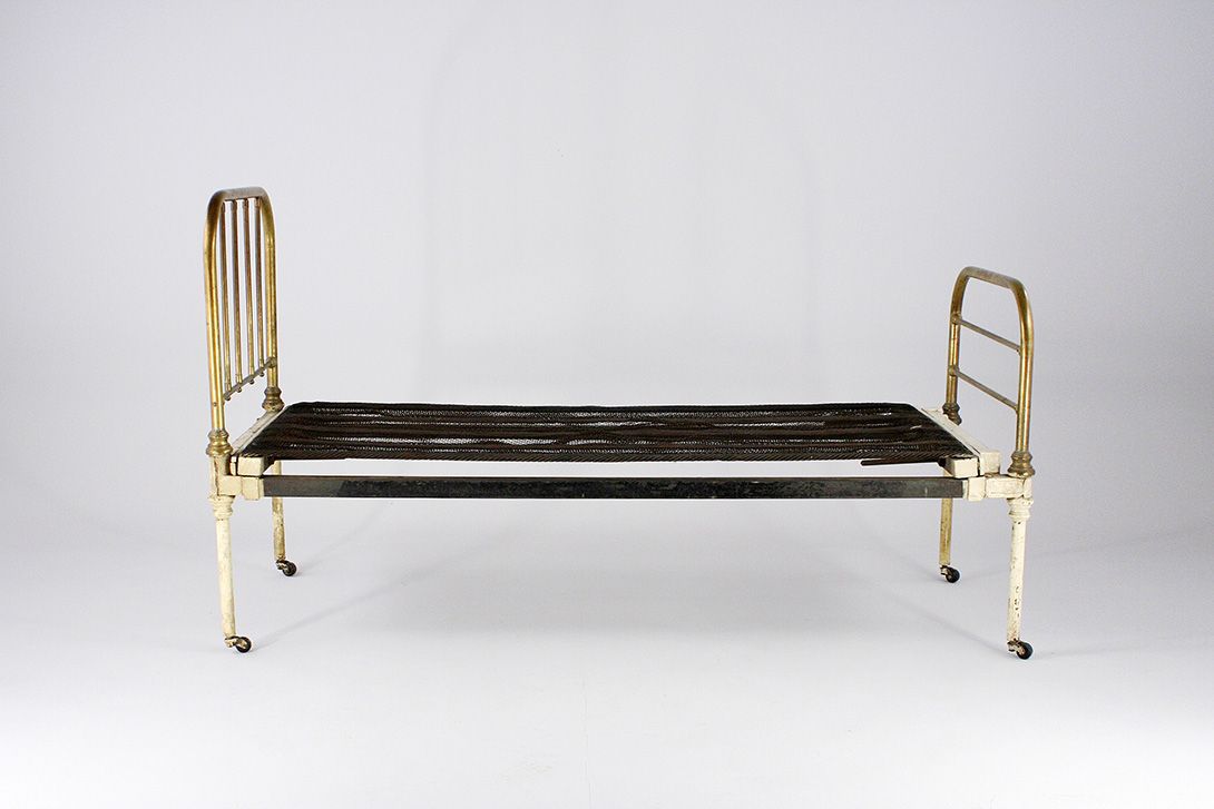 Foto Metal Bed from Sanitarium with Brass Railing 1900