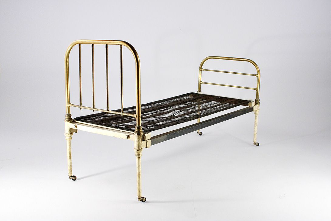 Foto Metal Bed from Sanitarium with Brass Railing 1900
