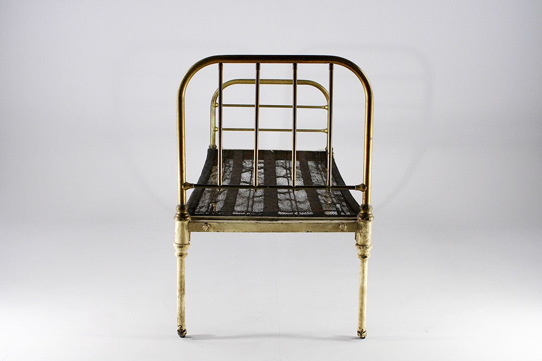 Foto Metal Bed from Sanitarium with Brass Railing 1900