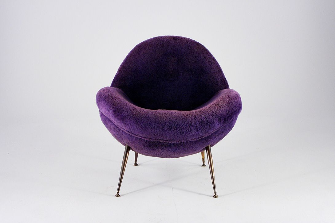 Foto Purple Plush Fritz Neth Lounge Chair with Brass Feet