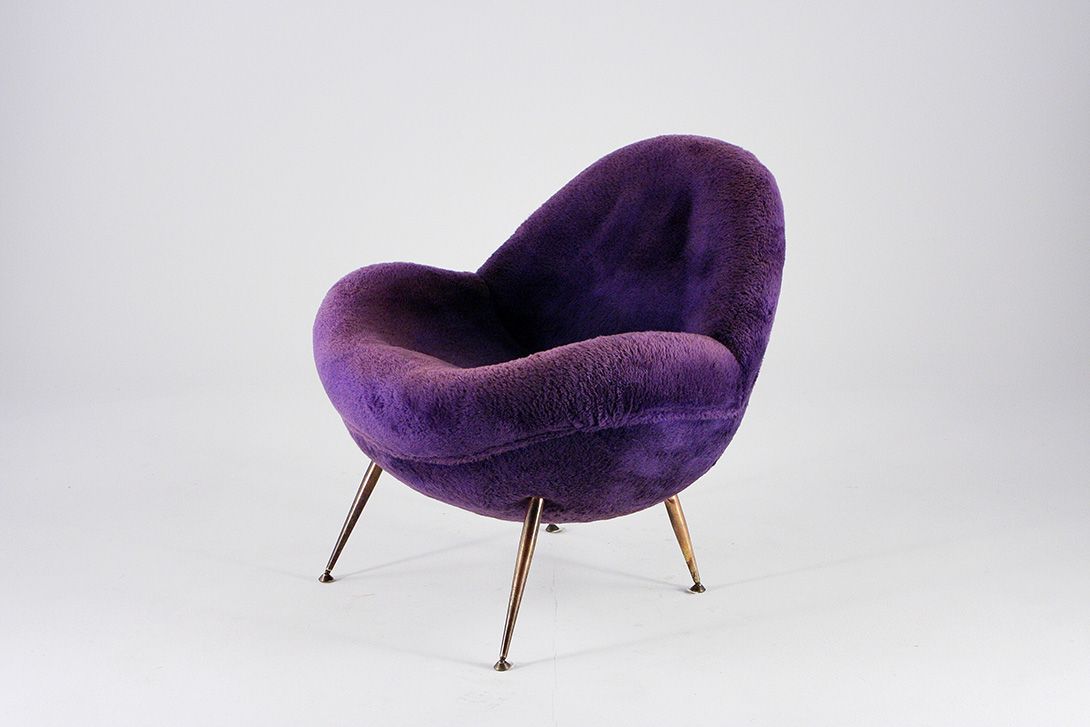 Foto Purple Plush Fritz Neth Lounge Chair with Brass Feet