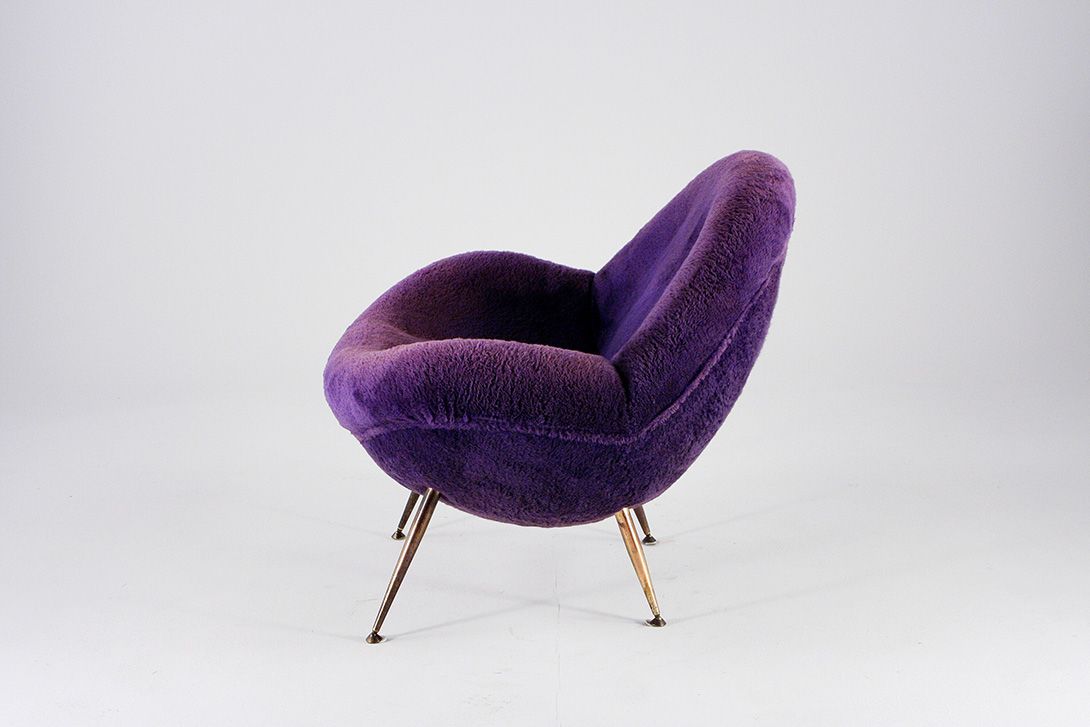 Foto Purple Plush Fritz Neth Lounge Chair with Brass Feet