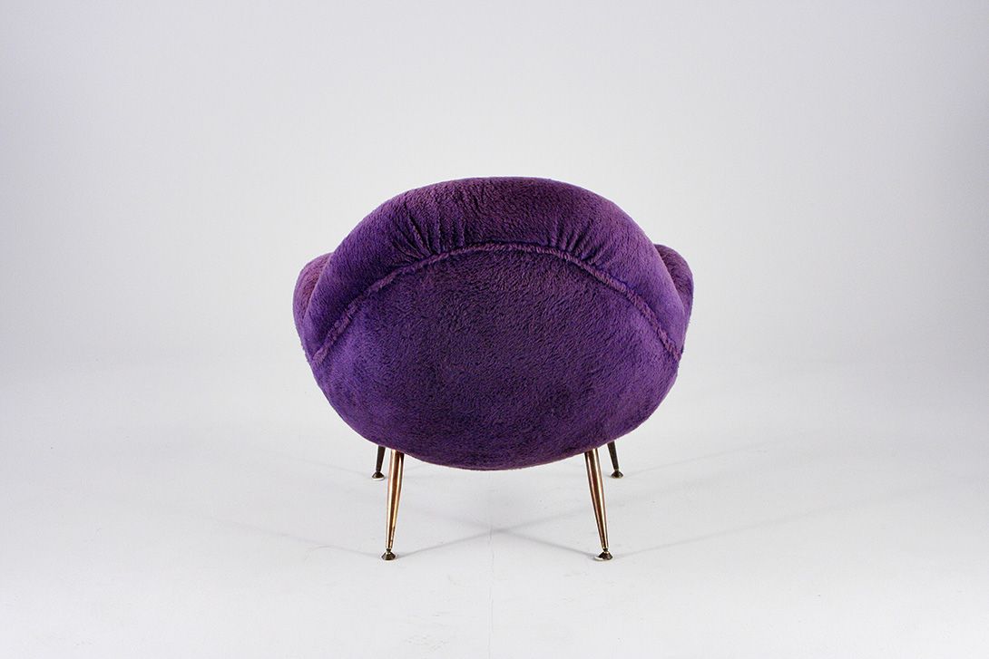 Foto Purple Plush Fritz Neth Lounge Chair with Brass Feet