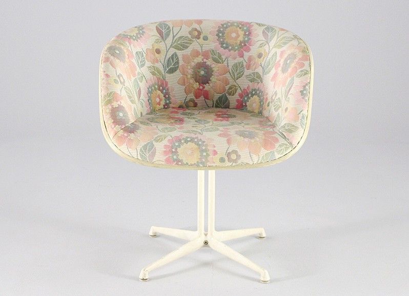 Foto Eames Lafonda Armchair with Floral Pattern Upholstery