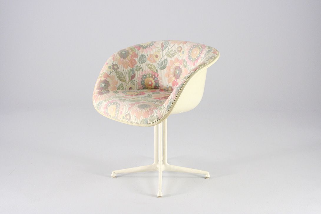 Foto Eames Lafonda Armchair with Floral Pattern Upholstery
