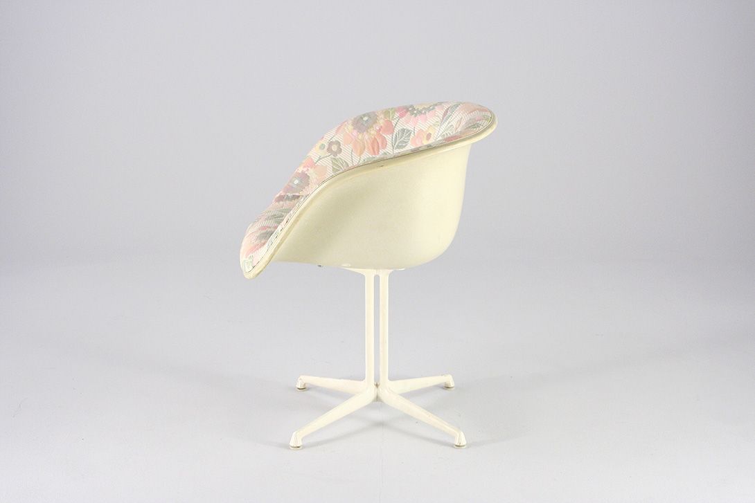 Foto Eames Lafonda Armchair with Floral Pattern Upholstery
