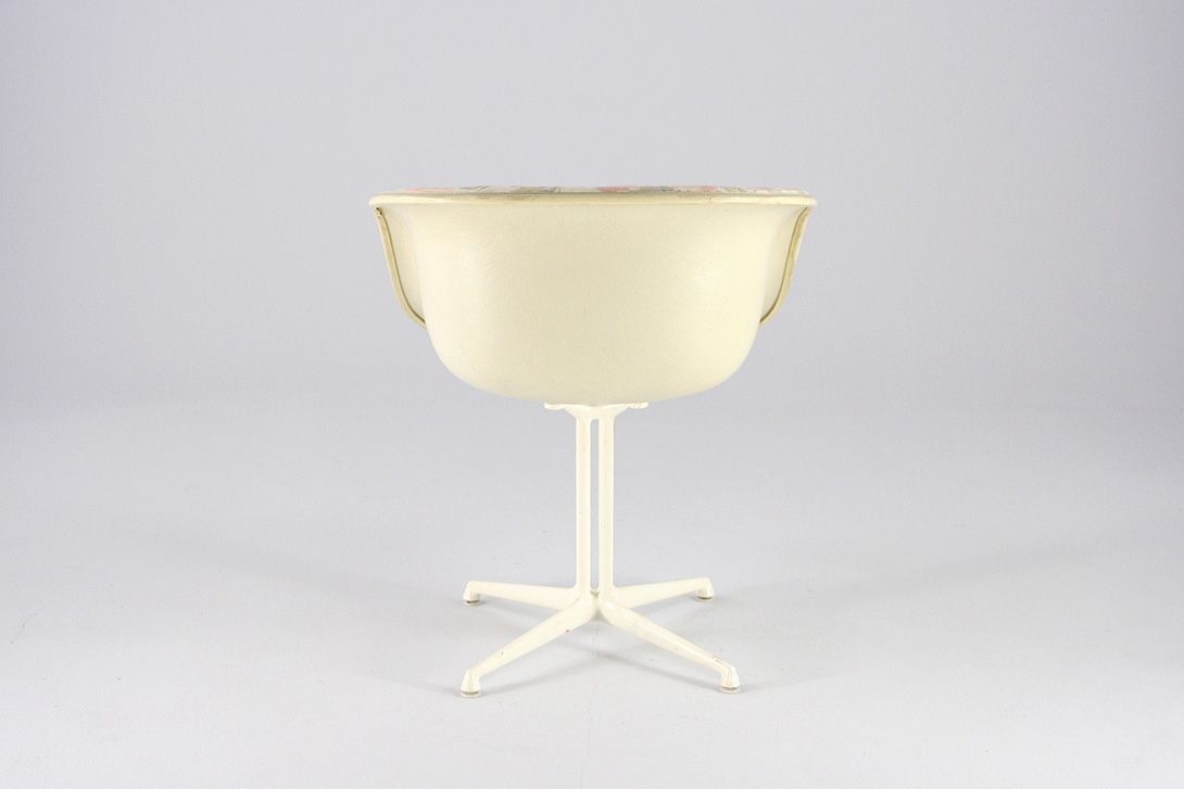 Foto Eames Lafonda Armchair with Floral Pattern Upholstery