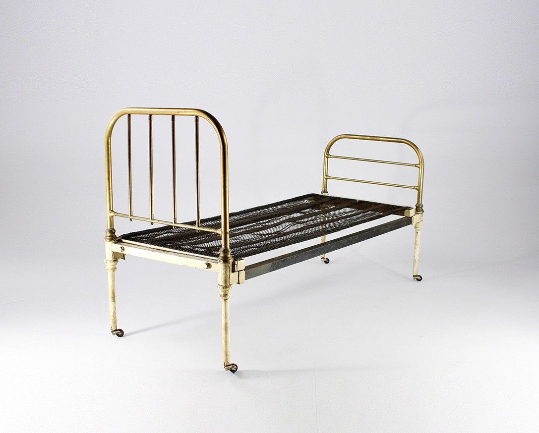 Foto Metal Bed from Sanitarium with Brass Railing 1900