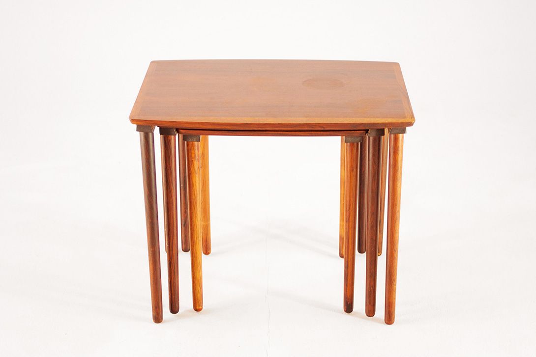 Foto Set of Three Teak Nesting Tables 1968 h52x66x40