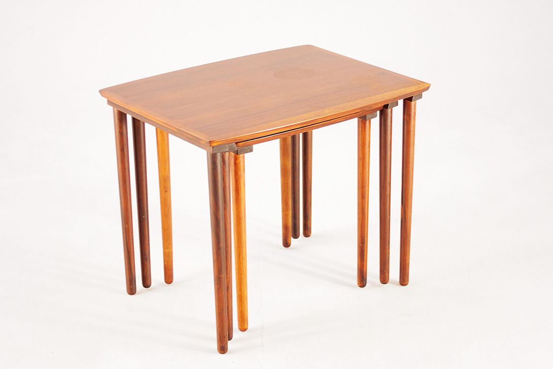 Foto Set of Three Teak Nesting Tables 1968 h52x66x40