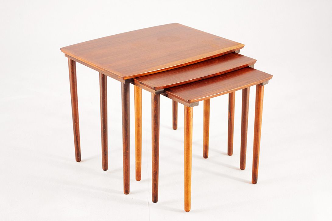 Foto Set of Three Teak Nesting Tables 1968 h52x66x40