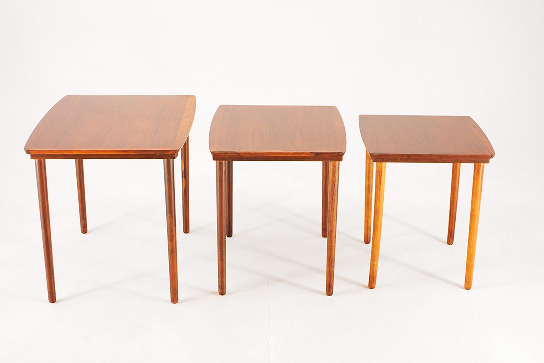 Foto Set of Three Teak Nesting Tables 1968 h52x66x40