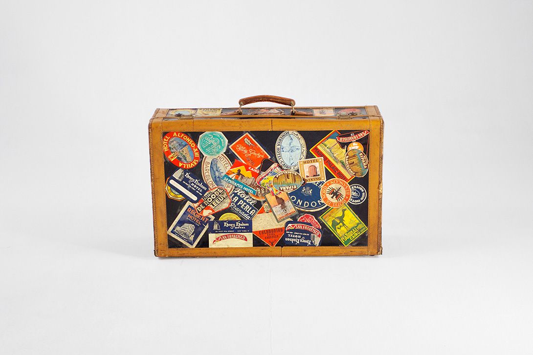 Foto Antique Suitcase with City Stickers 1920