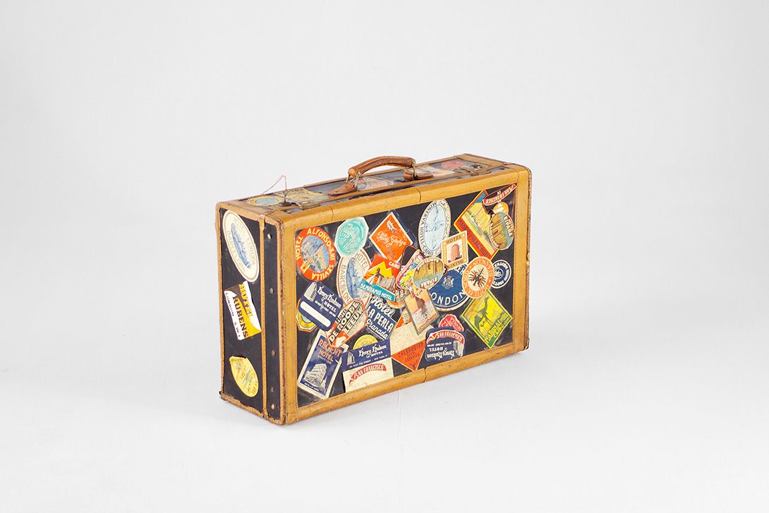 Foto Antique Suitcase with City Stickers 1920