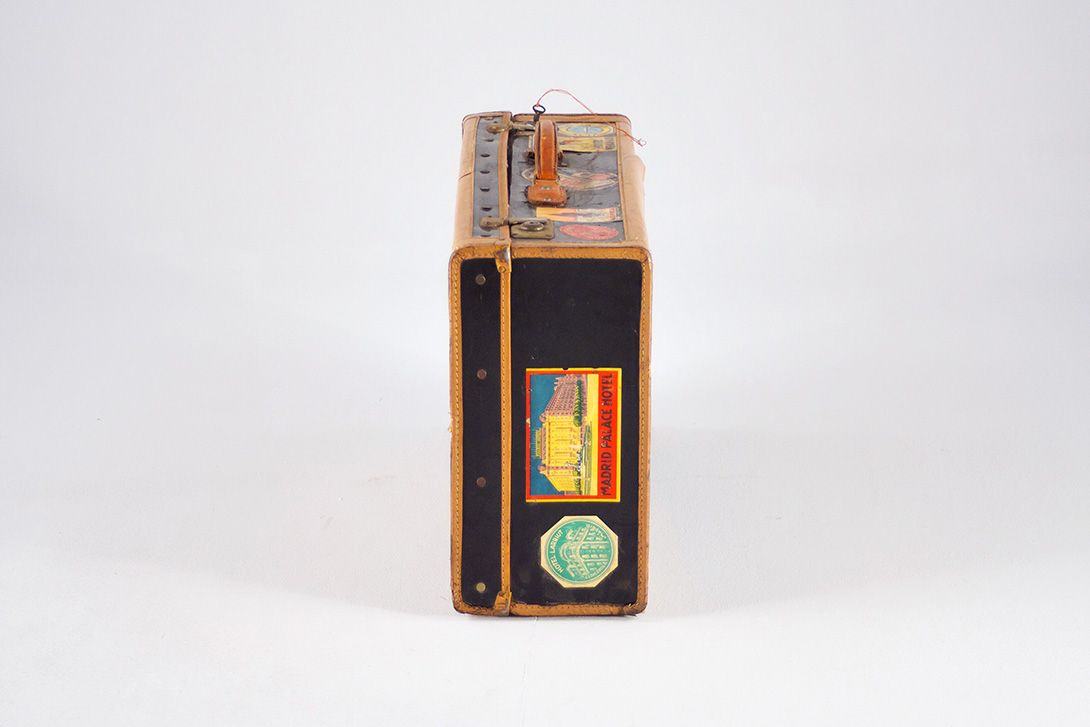Foto Antique Suitcase with City Stickers 1920