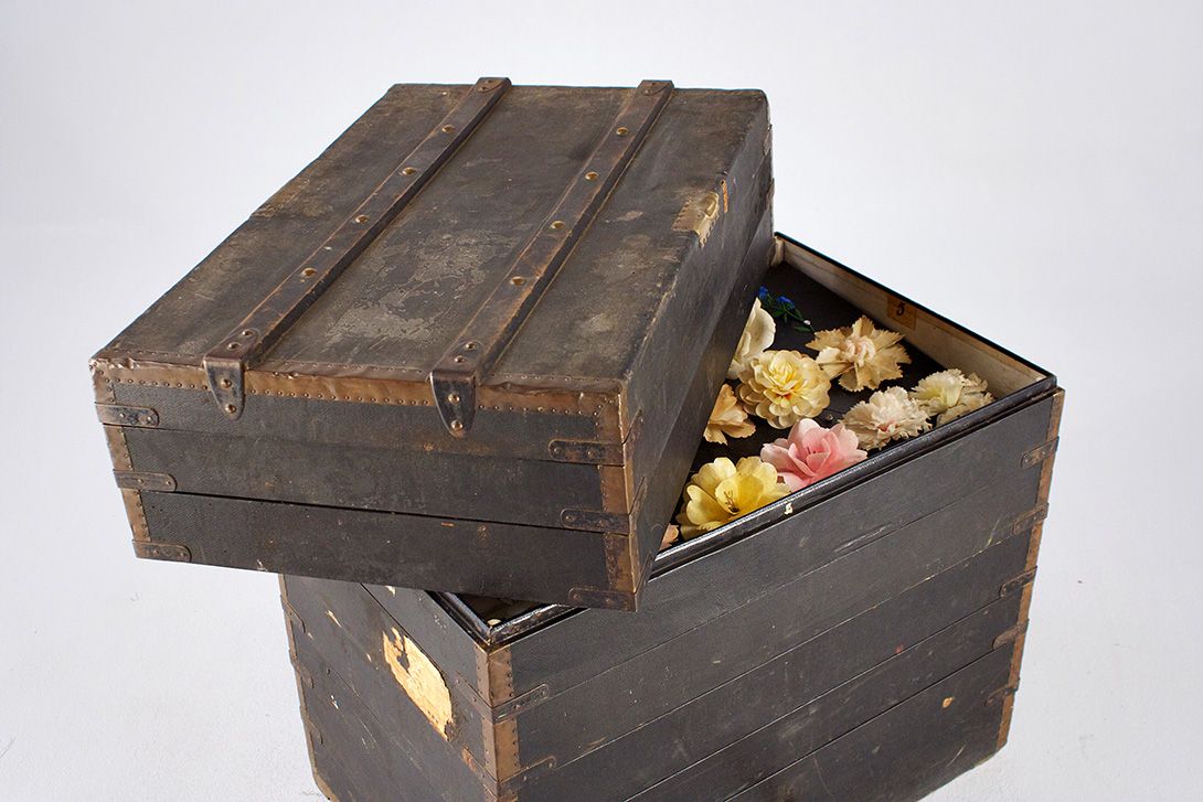 Foto Antique Sales Rep Case for Artificial Flowers 1910