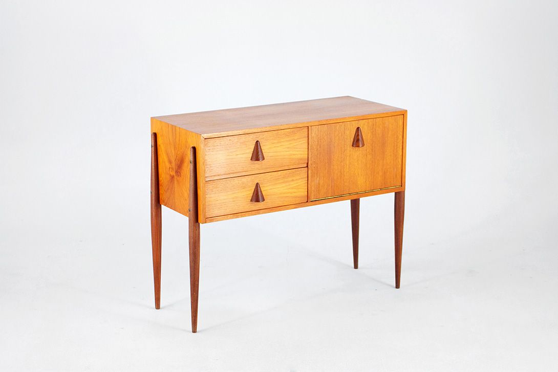 Foto Tiny Teak Lowboard with Conical Fittings Denmark 1955 w75