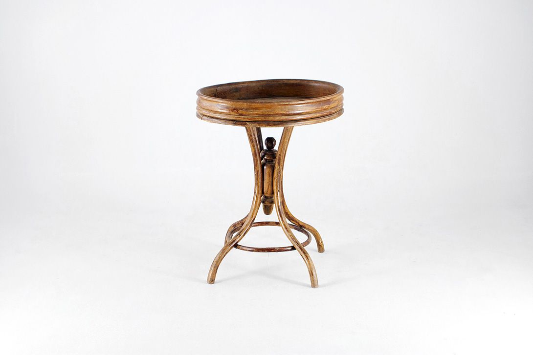 Foto Antique Bohemian Flower Table with Bentwood Legs h84x68x54