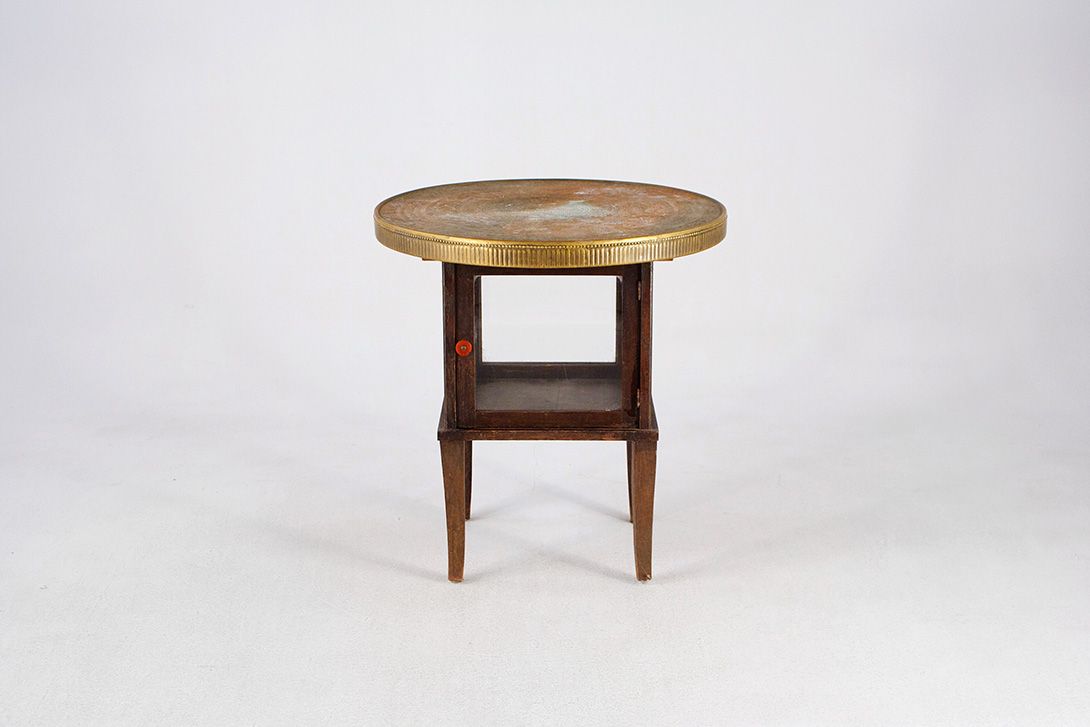 Foto Antique Smoker&#8217;s Table with Glass Cabinet 1919 h68x60