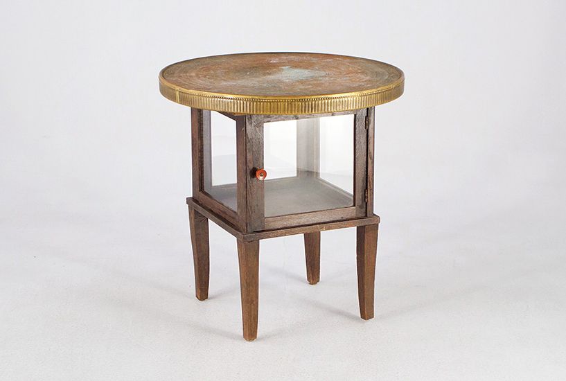 Foto Antique Smoker&#8217;s Table with Glass Cabinet 1919 h68x60