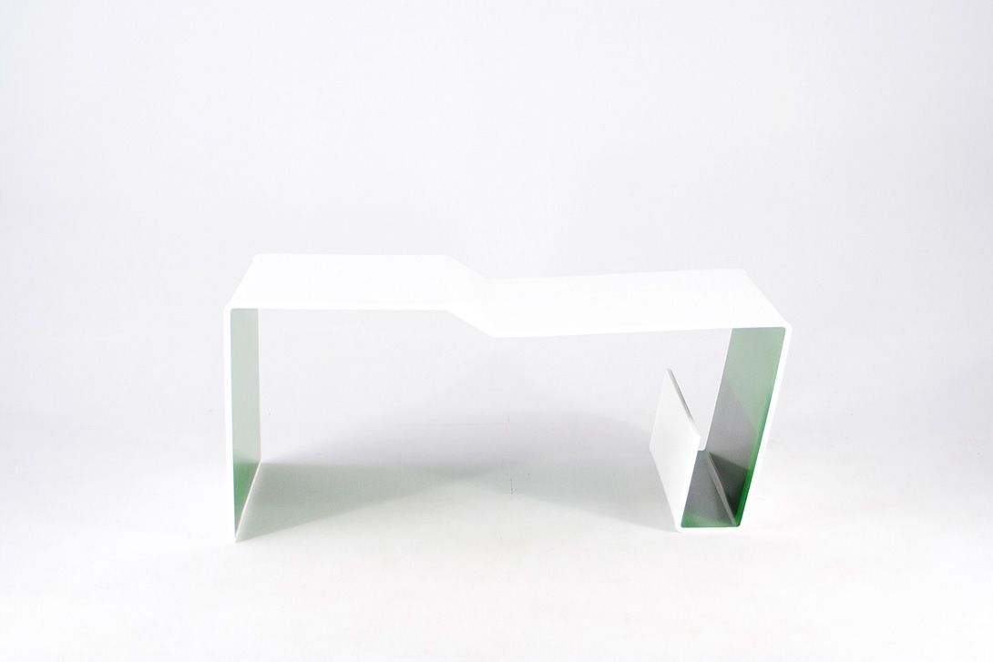 Foto Cubistic Plastic Side Table 1984 h50x114x60