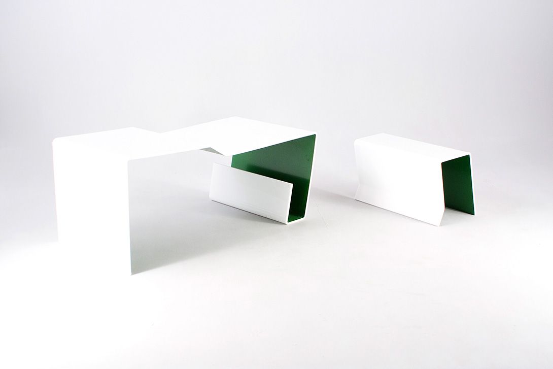 Foto Cubistic Plastic Side Table 1984 h50x114x60