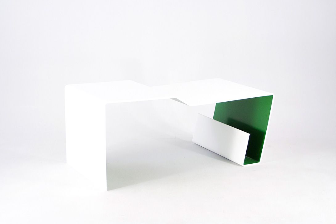 Foto Cubistic Plastic Side Table 1984 h50x114x60