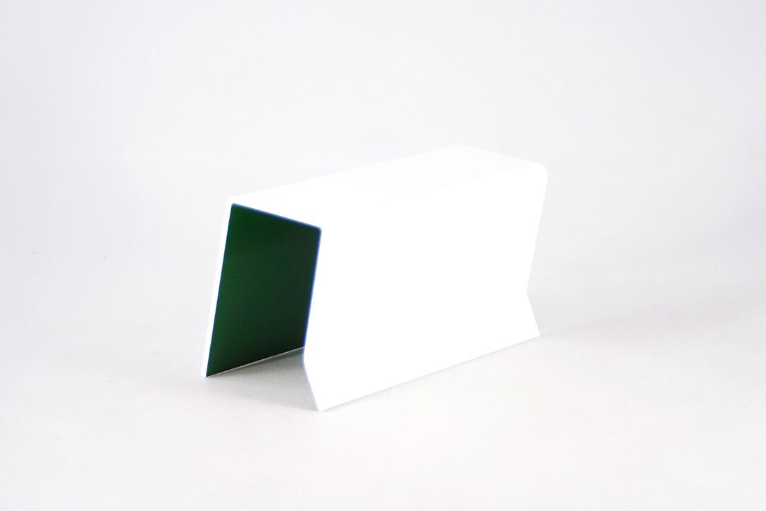 Foto White Plastic Side Table with Green Underside h35x60x33